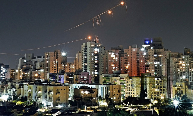 Η αγωνία της επόμενης ημέρας – Έλληνες διεθνολόγοι σκιαγραφούν την πρωτοφανή ιρανική επίθεση