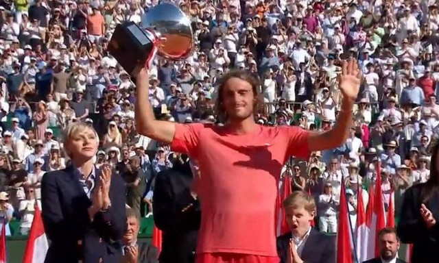 Η απονομή του τροπαίου και ο Εθνικός Ύμνος για το θρίαμβο του Στέφανου Τσιτσιπά