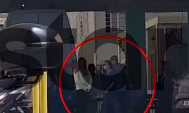 Άγιοι Ανάργυροι: Η στιγμή της μεταφοράς του 36χρονου στις φυλακές Κορυδαλλού (vid)