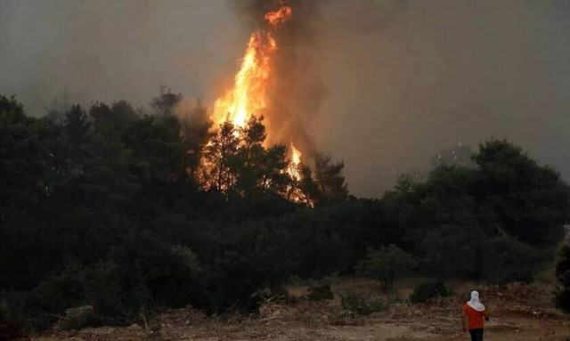 Υπό μερικό έλεγχο τέθηκε η φωτιά στον Ασπρόπυργο κοντά σε καταυλισμό