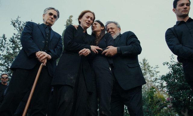 Η Γη της Ελιάς: Όλοι είναι συντετριμμένοι στην κηδεία του Φίλιππου