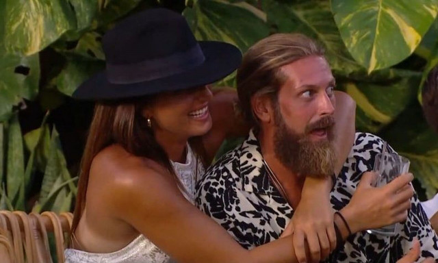 Survivor: Οι παίκτες μεταμορφώθηκαν και διασκέδασαν στο πάρτι - Οι Μπλε μετακόμισαν στους Κόκκινους