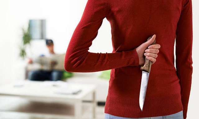 Ενδοοικογενειακή βία στην Κορινθία: Βγήκαν τα κουζινομάχαιρα σε εν διαστάσει ζευγάρι