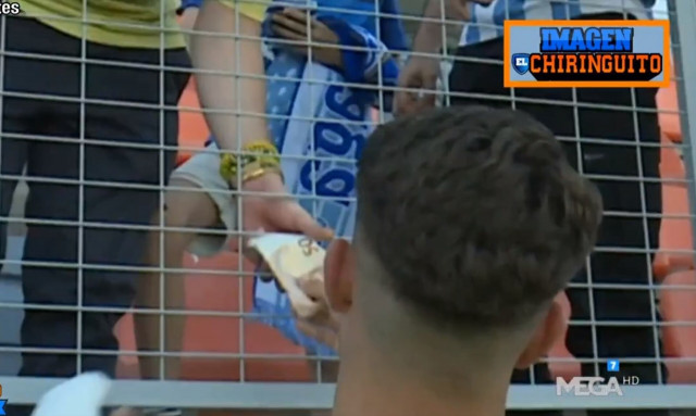 Σάλος με παίκτη της Μάλαγα - Πήρε 50 ευρώ από φίλαθλο για να του δώσει τη φανέλα του (vid)