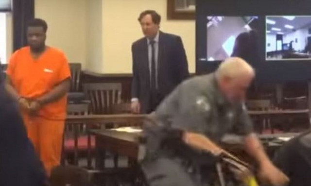 ΗΠΑ: Σε ρινγκ μετατράπηκε δικαστήριο μετά την ανακοίνωση ποινής άνδρα που σκότωσε πρώην σύντροφό