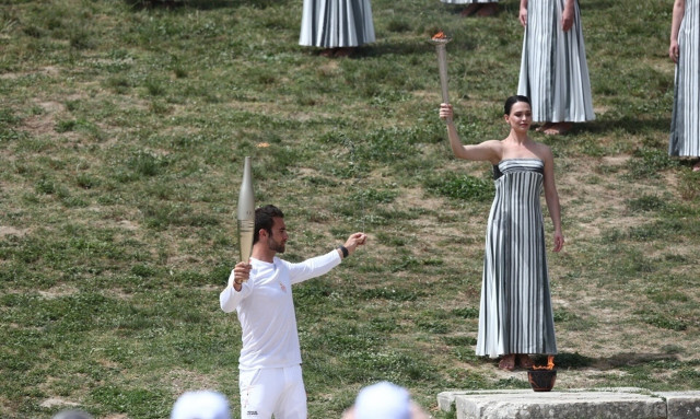 Ολυμπιακή Φλόγα: Άναψε στην Αρχαία Ολυμπία και ξεκίνησε το ταξίδι της για το Παρίσι