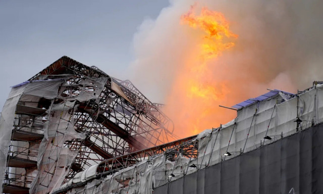 Δανία: Μεγάλη φωτιά στο κτήριο του Παλιού Χρηματιστηρίου στην Κοπεγχάγη - Κατέρρευσε η οροφή