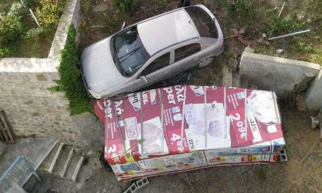 Λαμία: Ανήλικος οδηγός «προσγειώθηκε» σε αυλή