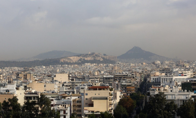 Καιρός: Επιστρέφει η σκόνη και επιμένουν οι υψηλές θερμοκρασίες - Πού και πότε θα βρέξει