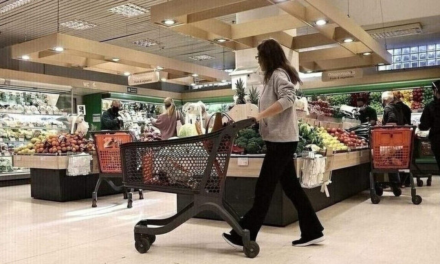 Χωρίς σούπερ μάρκετ για τρεις ημέρες - Πώς επηρεάζει τη λειτουργία τους η μεταφορά της Πρωτομαγιάς