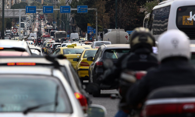 Στο «κόκκινο» η κίνηση: Απέραντο πάρκινγκ η Συγγρού και η Καλλιρόης