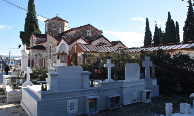 Θεσσαλονίκη: Χαμός σε κηδεία - Άρπαξε έναν μαρμάρινο σταυρό και χτύπησε γυναίκα στο κεφάλι