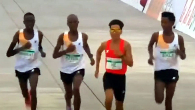 Σάλος στην κοινότητα του Στίβου: Αφρικανοί δρομείς άφησαν Κινέζο να νικήσει -  «Ήταν φίλος μας»