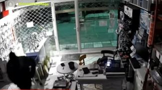 Θεσσαλονίκη: Βίντεο-ντοκουμέντο με τη διάρρηξη σε κατάστημα χρωμάτων