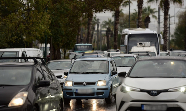 Τροχαίο στην Ποσειδώνος: Τούμπαρε αυτοκίνητο στο ύψος του Ιδρύματος Σταύρος Νιάρχος