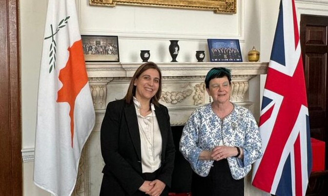 Βρετανία: Κρέμασαν ανάποδα την κυπριακή σημαία και κανείς δεν το πρόσεξε