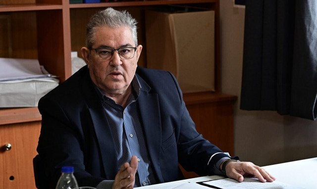 Επικό τρολάρισμα Κουτσούμπα με σφυροδρέπανο στον Κασσελάκη για το τι εμφανίστηκε στη βάπτισή του