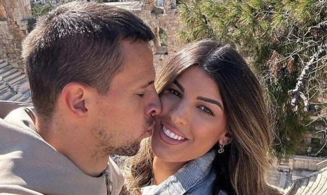 Μπαίνει στο κλίμα η σύζυγος Μαξίμοβιτς – Έφτιαξε τζατζίκι στην Ισπανία