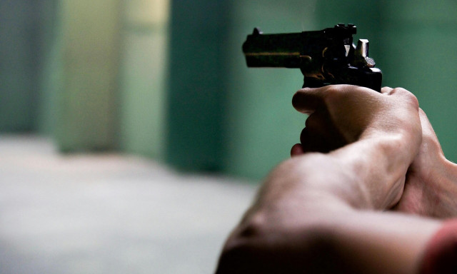 Θεσσαλονίκη: Μπούκαραν στο μαγαζί του και τον απείλησαν με όπλο και χειροβομβίδα