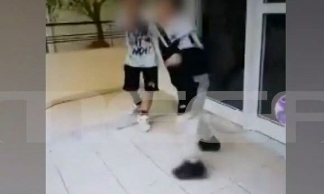 Πάτρα: Συγκλονίζει το βίντεο ξυλοδαρμού - «Το παιδί δεν ζήτησε συγγνώμη», λέει η μητέρα του θύματος