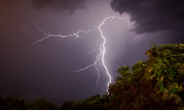 Κακοκαιρία: Καταιγίδα στα βόρεια προάστια