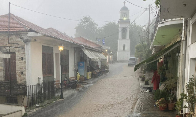 Κακοκαιρία: Το Νότιο Πήλιο δέχεται σφυροκόπημα με βροχή και χαλαζόπτωση