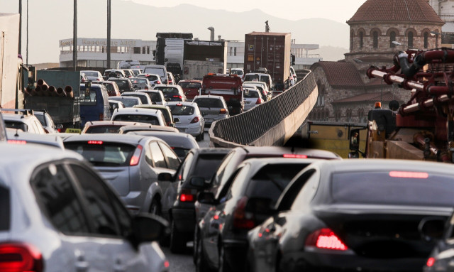 Κίνηση τώρα: Στο «κόκκινο» κεντρικοί δρόμοι της Αττικής