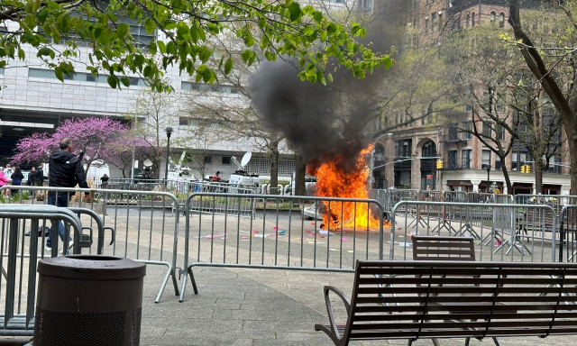 Μανχάταν: Άνθρωπος αυτοπυρπολήθηκε έξω από την αίθουσα όπου δικάζεται ο Τραμπ