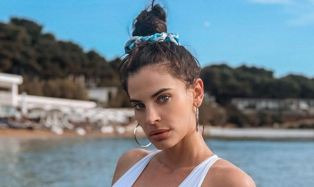 Χριστίνα Μπόμπα: Βγήκε topless στο Instagram: «Πήγαμε να φωτογραφίσουμε μαγιό και τελικά τα βγάλαμε»