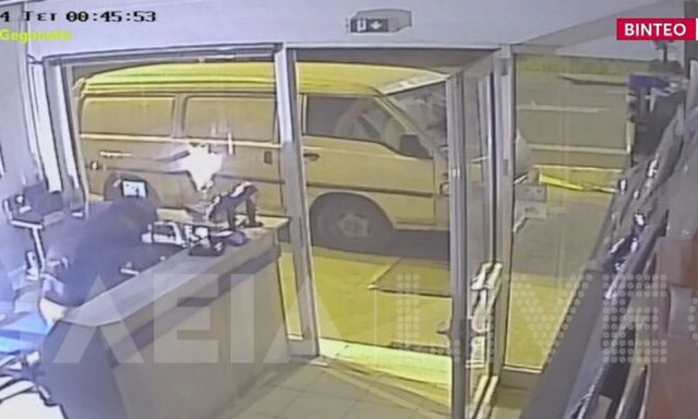 Πύργο: Στα χέρια της αστυνομίας ο διαρρήκτης που μπούκαρε με το βαν σε βενζινάδικο