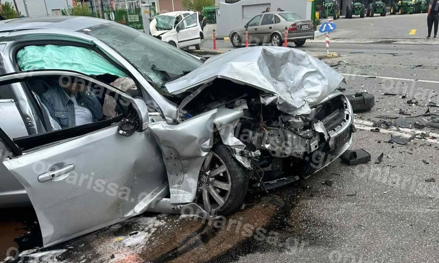 Καραμπόλα στη Λάρισα: Στο νοσοκομείο δύο γυναίκες - Βρέθηκε στον αέρα το ένα όχημα