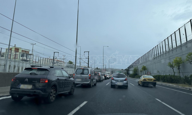 Κίνηση τώρα στους δρόμους: «Ουρές» χιλιομέτρων σε Κηφισό και Αττικη Οδό λόγω ισχυρής βροχόπτωσης