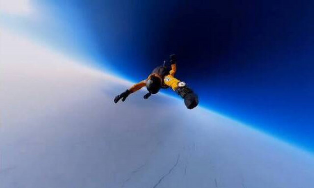 Τρεις Ρώσοι έκαναν παγκόσμιο ρεκόρ πέφτοντας από την στρατόσφαιρα στον Βόρειο Πόλο (pics)