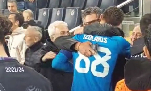 Ολυμπιακός: Συγκινητική στιγμή στην Πόλη - Η αγκαλιά του μπαμπά Τζολάκη στον ήρωα της πρόκρισης