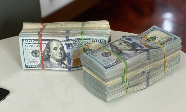 Σύμη: Μυστήριο με τα δολάρια που βρέθηκαν σε θαλάσσια περιοχή - Λιγότερα και ίσως πλαστά