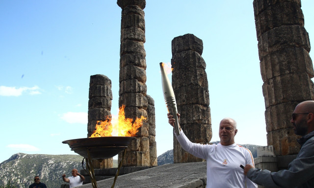 Καρέ-καρέ το «ταξίδι» της Ολυμπιακής Φλόγας στους δρόμους της Αθήνας