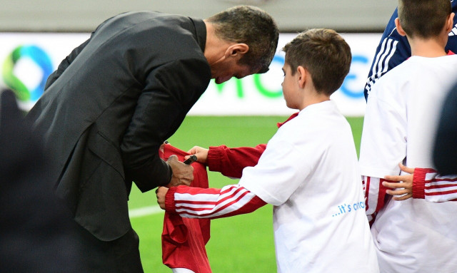 Ολυμπιακός – ΠΑΟΚ: Ο Λουτσέσκου υπέγραψε φανέλες των «ερυθρόλευκων»