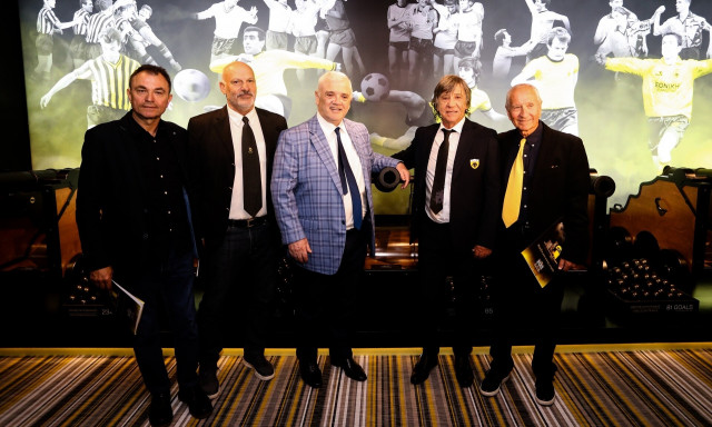 ΑΕΚ: Επική ατάκα Μαύρου για το ομοίωμά του - «Τώρα του μοιάζω;» | Οι εικόνες από το Μουσείο Ιστορίας