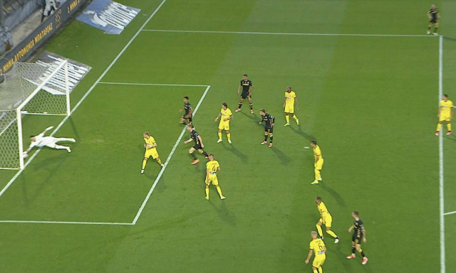 Super League, Άρης - ΑΕΚ: Καρέ-καρέ η φάση του γκολ του Μορόν που μέτρησε μέσω VAR