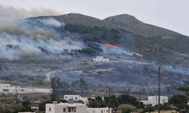 Ο Δήμαρχος Πάρου για την φωτιά στο νησί: Πλησιάζει κατοικημένες περιοχές - Έκκληση για εναέρια μέσα