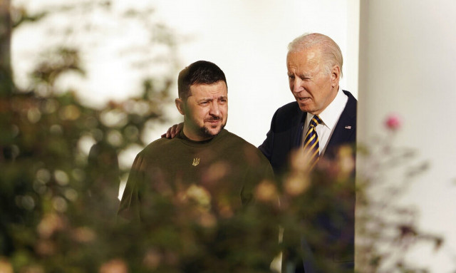 Ουκρανία: Ο Ζελένσκι ευχαριστεί τον Μπάιντεν για τη βοήθεια των ΗΠΑ