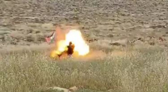 Βίντεο-σοκ: Ισραηλινός στρατιώτης κλωτσάει παλαιστινιακή σημαία που είχε παγιδευτεί με εκρηκτικά