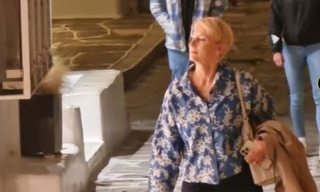 Νατάσα Παζαΐτη: Η μοναχική βόλτα στα σοκάκια της Μυκόνου