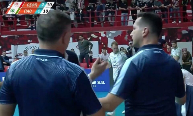 Ολυμπιακός - Παναθηναϊκός: Η στιγμή της προσωρινής διακοπής - Έπεσε μπουκάλι στο κεφάλι του Μπέλλου