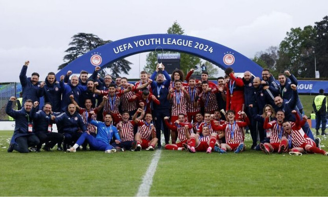 Πρωταθλητής Ευρώπης ο Ολυμπιακός Κ19 - Η στιγμή της απονομής του τροπαίου (vid)