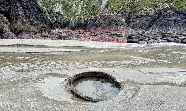 Απομεινάρια βόμβας από τον Β' Παγκόσμιο Πόλεμο αποκαλύφθηκαν σε παραλία της Ουαλίας