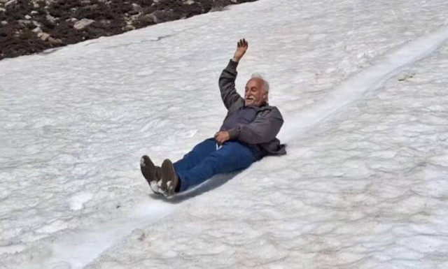 Κρητικοί διασκεδάζουν σαν μικρά παιδιά στις… χιονούρες του Ψηλορείτη!