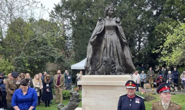 Bασίλισσα Ελισάβετ: Αποκαλυπτήρια για το πρώτο μεγαλειώδες άγαλμα στη μνήμη της