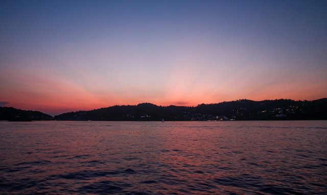 Σκιάθος: Φημισμένη για το καταπράσινο πευκόφυτο περιβάλλον, τις αμμώδεις παραλίες και τη βιωσιμότητα