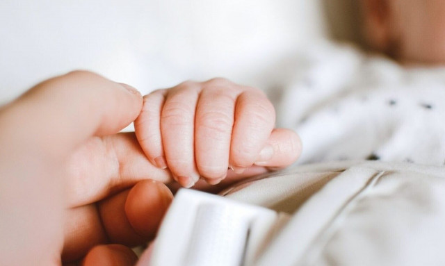 Τραγωδία στην Κω: «Έπαιζε με τα αδέρφια του και χτύπησε για αυτό είχε μώλωπες», λέει η γιαγιά